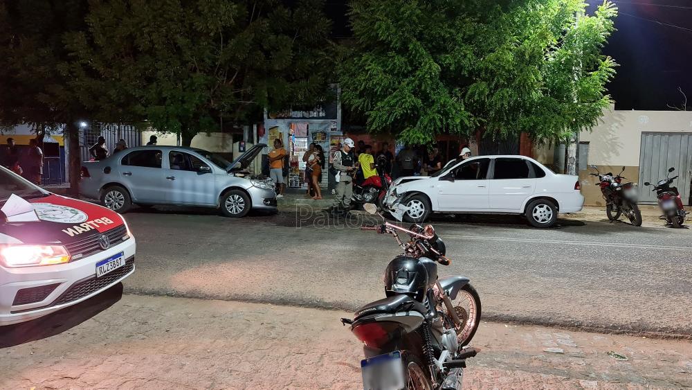 Uma colisão frontal entre dois carros é registrada na noite deste sábado dia 25/11 na zona leste de Patos