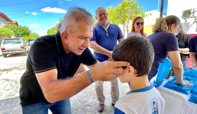 Alunos da Escola Municipal Nelita Nóbrega recebem óculos do projeto Novos Olhares