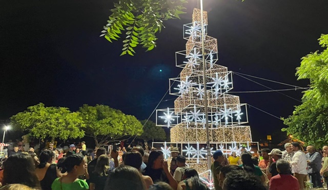 Chegada de Papai Noel e acendimento das luzes natalinas em Santa Gertrudes leva famílias à praça