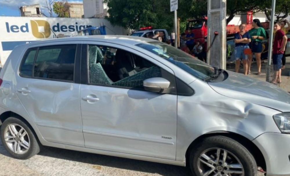 Empresária tem carro danificado após jumentos soltos na rua colidirem com veículo na tarde desta segunda-feira (12), no Centro de Patos