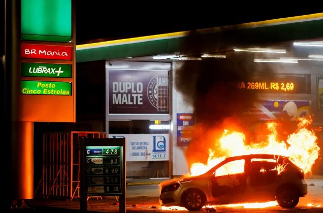 Bolsonaristas queimaram 8 carros e 5 ônibus e depredaram delegacia em ato em Brasília, dizem bombeiros