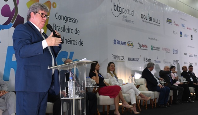 João Azevêdo prestigia abertura de congresso de Previdência Social e destaca equilíbrio fiscal e capacidade de investimentos da Paraíba