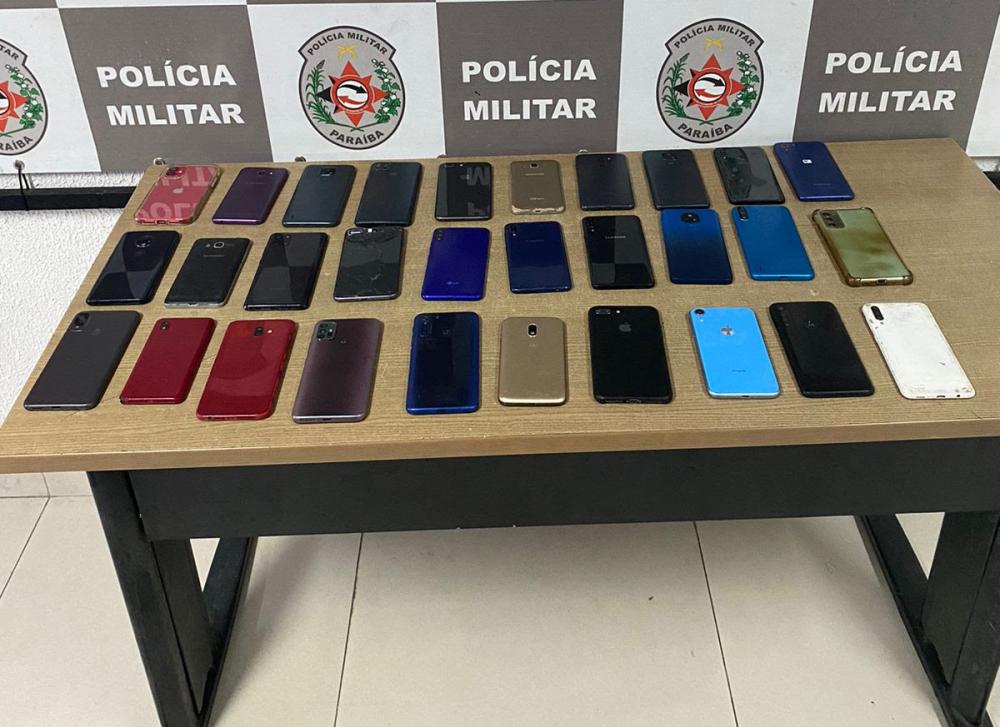 Duas pessoas são presos com cerca de 30 celulares roubados, na capital paraibana