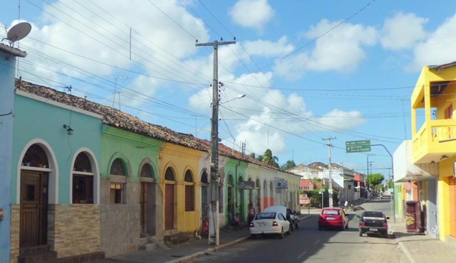 Pai, mãe e filha são baleados durante ataque a tiros quando chegavam em casa, na Paraíba