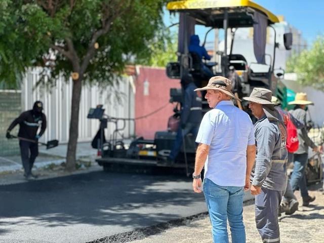 Prefeito de Patos acompanha obras de pavimentação asfáltica em novas ruas