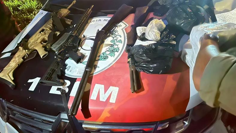 Polícia Militar apreende armas após perseguição e troca de tiros na BR-230