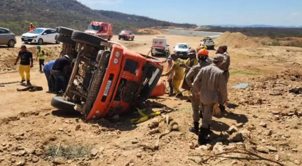 Motorista fica ferido após caminhão tombar em local de obras da Transposição do Rio São Francisco, no Sertão