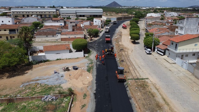 Prefeitura de Patos pavimenta avenida recentemente aberta e facilita acesso dos moradores do Luar de Angelita ao centro