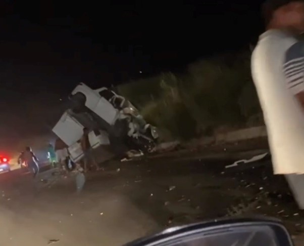 Grave colisão frontal entre carros deixa dois feridos, na Paraíba