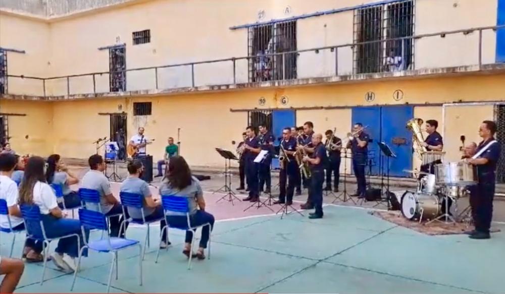 Filarmônica 26 de Julho e Coral de Reeducandos encantam com apresentação inédita no Presídio Procurador Romero Nóbrega, em Patos