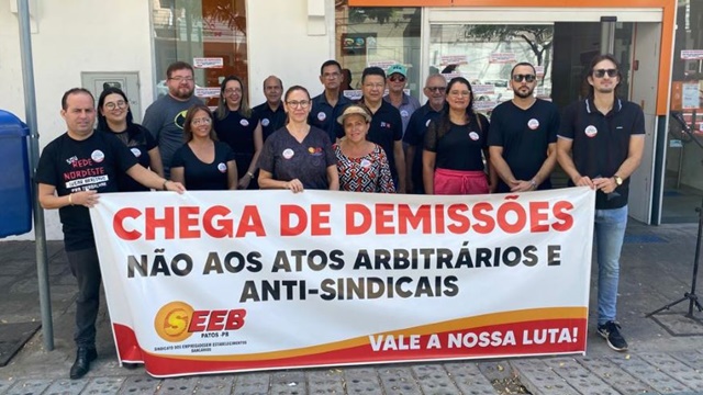 Em Patos, bancária demitida foi recontratada após protestos na frente do Banco Itaú