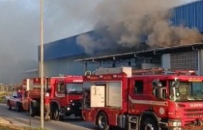 Incêndio atinge galpão de fábrica têxtil em João Pessoa; funcionários são evacuados