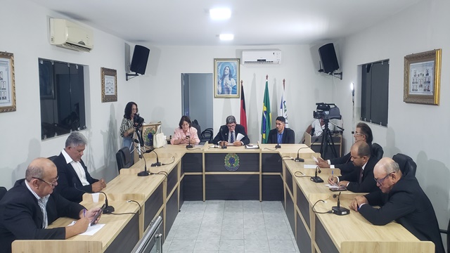 Vereadores de São José de Espinharas participam de sessão extraordinária e reprovam projeto de lei que autorizava uso de crédito especial
