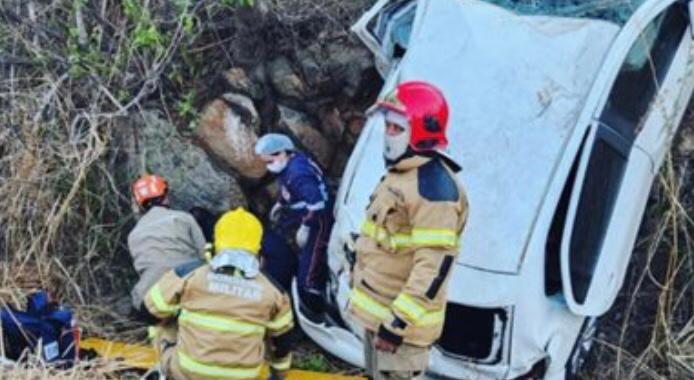Mãe e filho ficam feridos em grave acidente em rodovia do Sertão paraibano