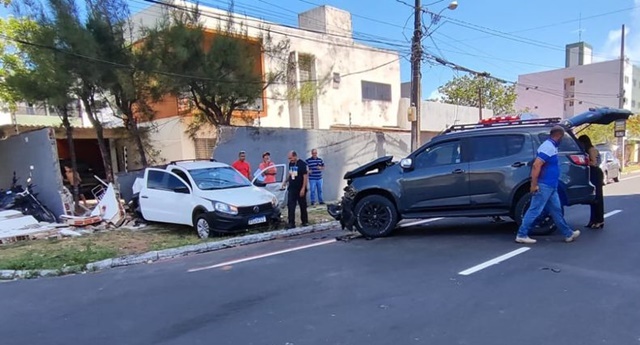 Acidente entre dois carros derruba muro de casa e deixa motorista preso às ferragens no bairro do Bessa