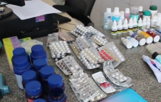 Polícia encontra medicamentos no apartamento onde corpo foi achado