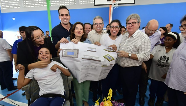 João Azevêdo inaugura Ginásio Poliesportivo da Apae em Campina e anuncia construção de piscinas cobertas