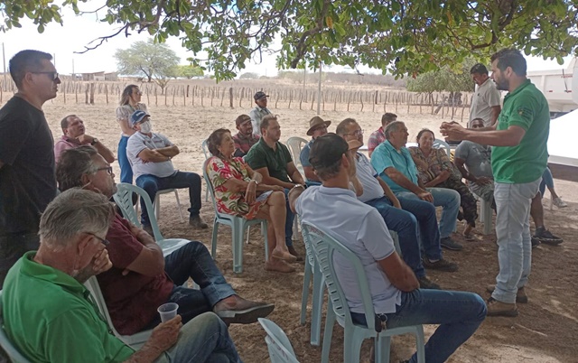Empaer realiza dia de campo sobre palma forrageira e distribui raquetes para agricultores sertanejos