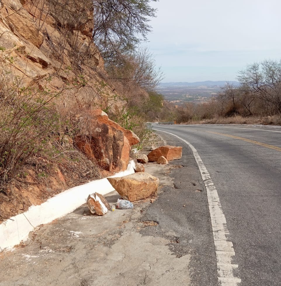 Rochas da Serra de Teixeira apresentam grandes fendas causando maior risco e preocupação ao DER