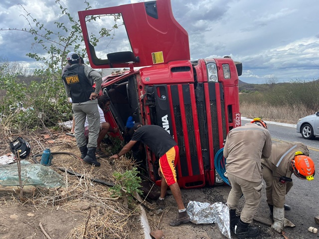 Carreta tomba e motorista fica preso às ferragens, o acidente aconteceu na Serra do Teixeira;