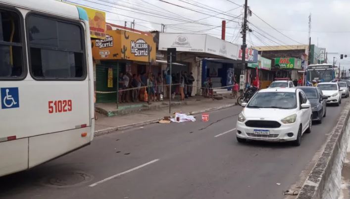 Mulher tropeça e cai debaixo de ônibus e veículo esmaga cabeça da vítima 