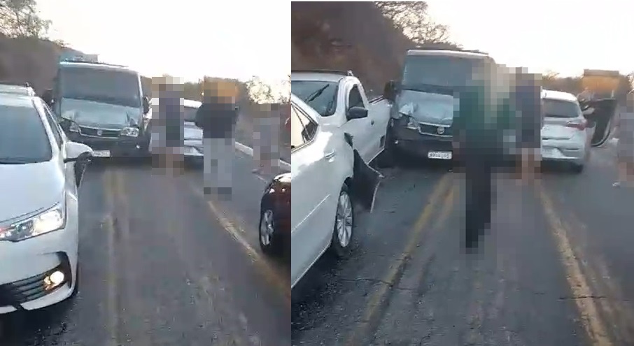 Acidente entre quatro carros para trânsito na Serra do Teixeira
