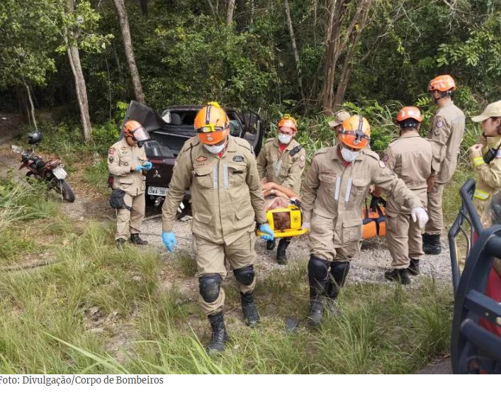 Idoso fica preso às ferragens de camionete após veículo capotar na BR-230