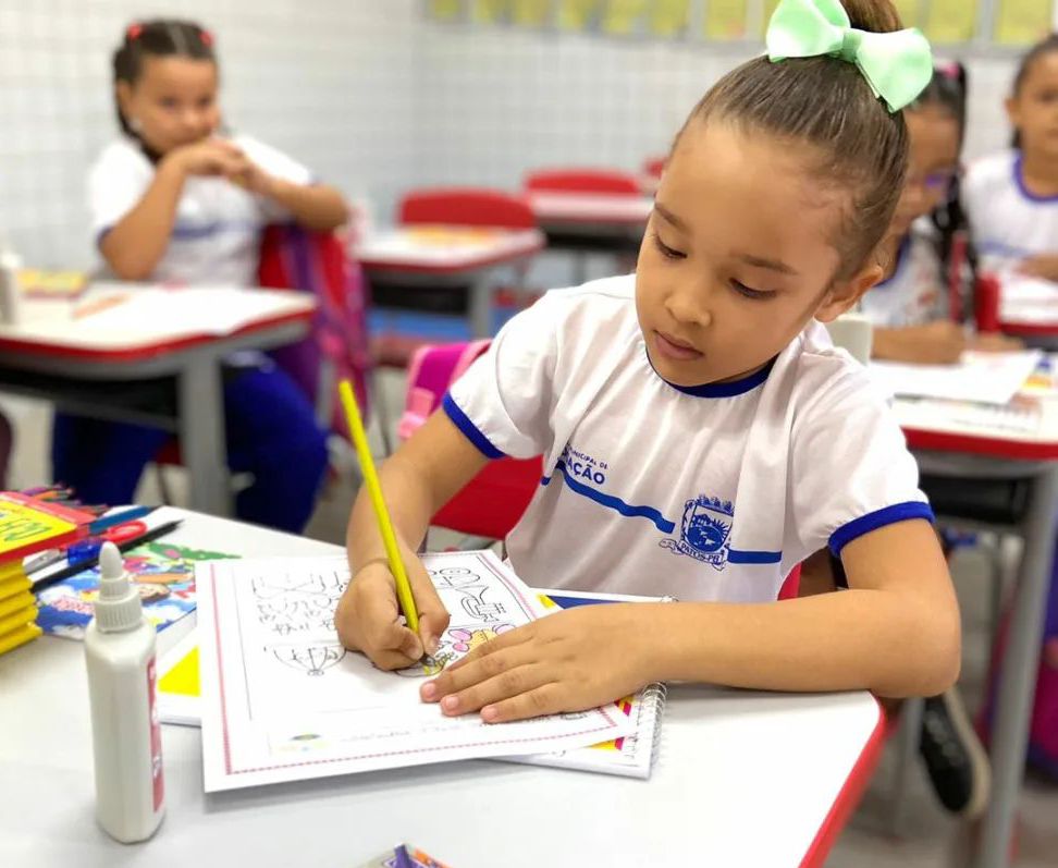 Prefeito de Patos e Secretária de Educação receberão prêmio “Amigo da Educação” nesta terça, em Campina Grande