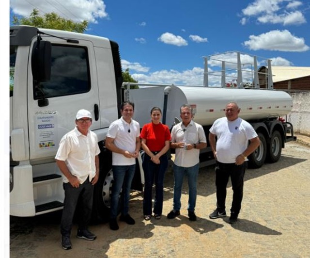 Prefeitura de Patos recebe carro-pipa que ficará a serviço da secretaria de Meio Ambiente