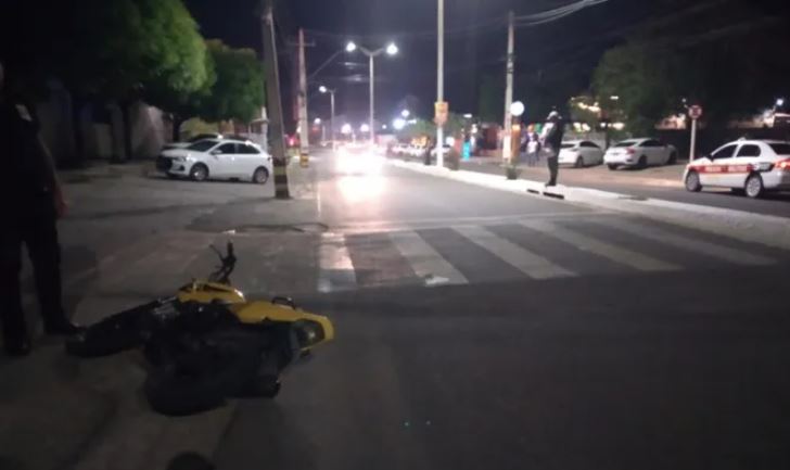 Jovem de 19 anos é atropelada por moto no final da noite desta sexta-feira (29) no centro de Cajazeiras