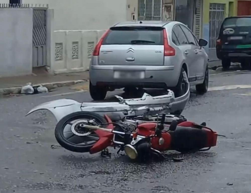 Colisão envolvendo carro e moto deixa duas pessoas feridas na manhã desta segunda-feira (01), em Patos