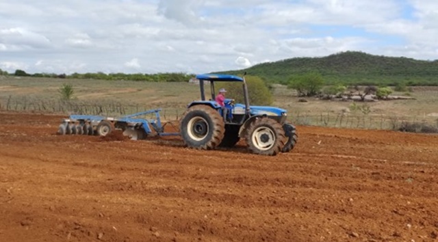 Preparo do Solo: Prefeitura de Cacimba de Areia inicia os cortes de terra na comunidade rurais do município 