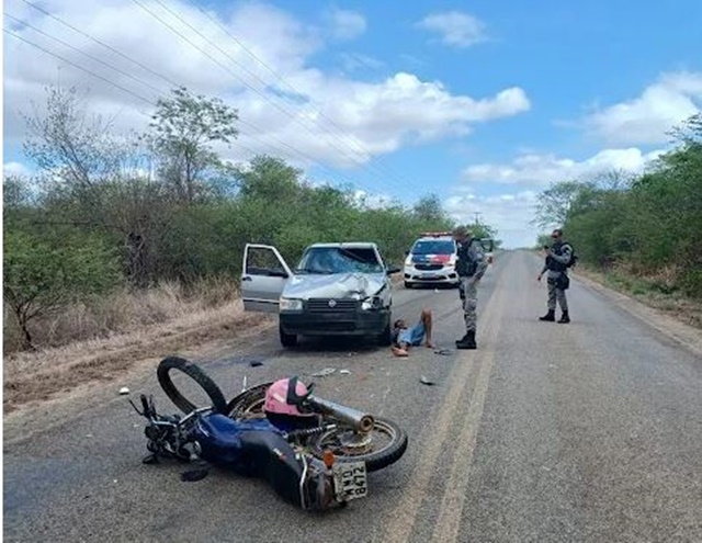 Colisão entre motocicleta e carro deixa uma pessoa ferida na PB 417 no alto sertão da paraiba 