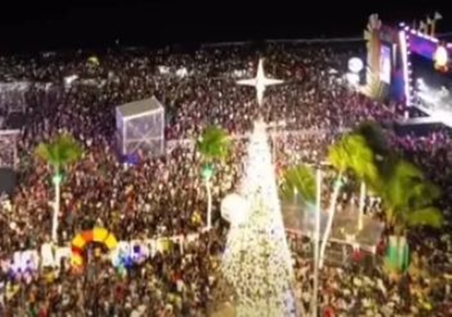  Multidão lota praia do Cabo Branco para prestigiar o Forró Verão em João Pessoa