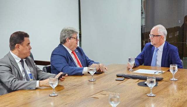 João Azevêdo define metas para iniciar obras do PAC com representantes da Casa Civil, em Brasília