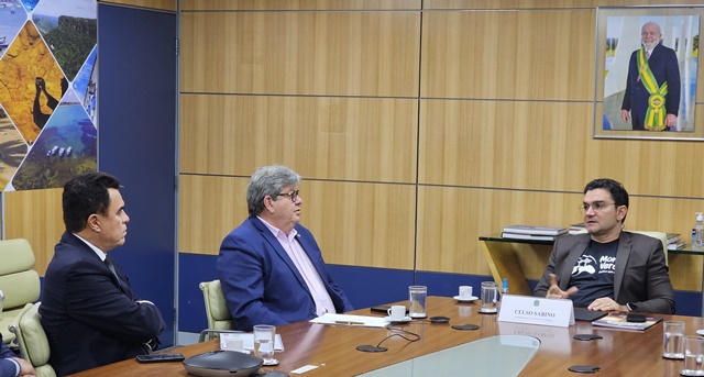 João Azevêdo discute andamento das obras do Polo Turístico Cabo Branco e do Centro de Convenções de Campina com ministro do Turismo