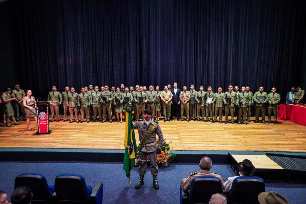 Vice-governador Lucas Ribeiro homenageia veteranos e entrega atos de promoção na Polícia Militar