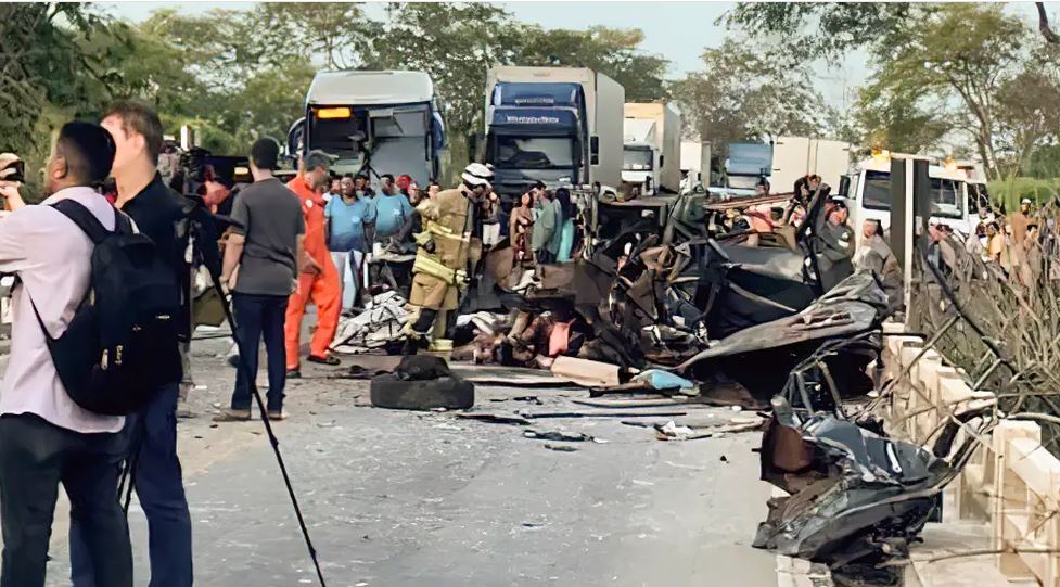 TRAGÉDIA: Acidente entre ônibus e caminhonete deixou ao menos 8 mortos e outras 43 pessoas ficaram feridas e algumas estão em estado grave 