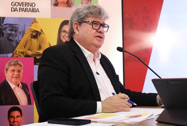 João Azevêdo anuncia reajuste linear acima da inflação, incorpora mais 20% da bolsa desempenho da Segurança e Magistério e impacto na folha de pessoal será de R$ 450 milhões