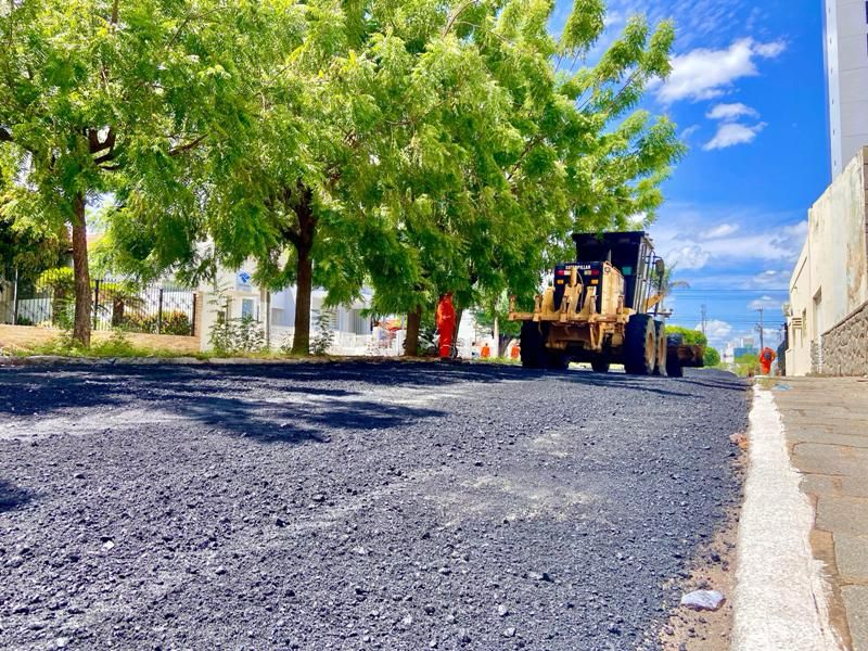 Prefeitura de Patos realiza pavimentação asfáltica em rua que dá acesso à Avenida Lagoa dos patos