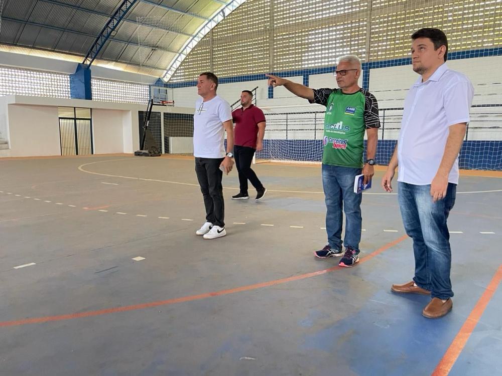 Implantação do gradil no ginásio O Rivaldão indica que equipamento esportivo está próximo de ser entregue