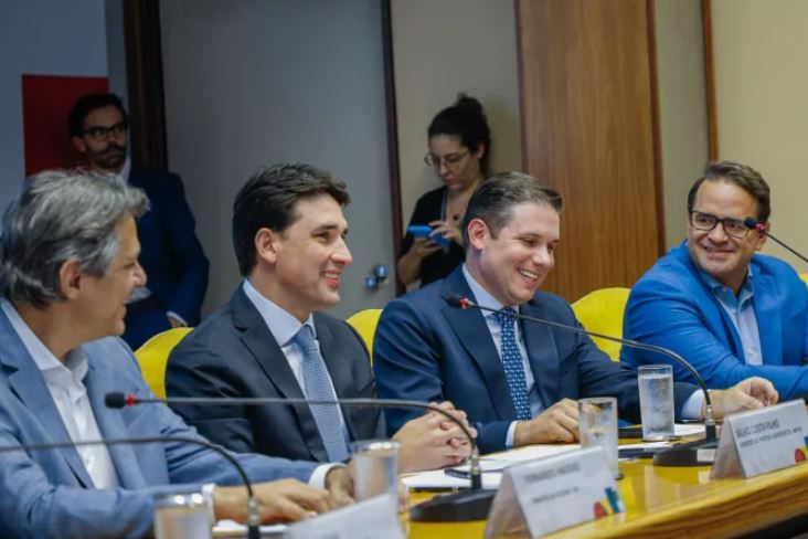 Hugo Motta recebe o reconhecimento de três ministros pela aprovação do Reporto na Câmara