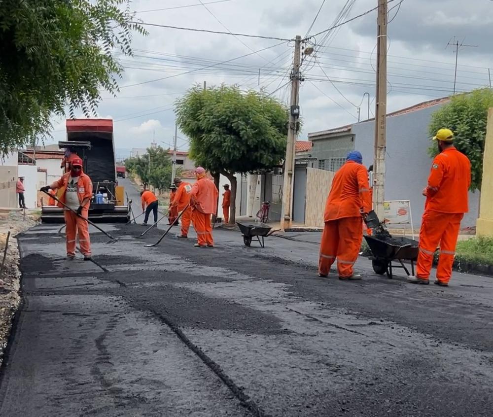A rua Manoel Torres recebe pavimentação asfáltica interligando a Alça Sudeste com o bairro Salgadinho 