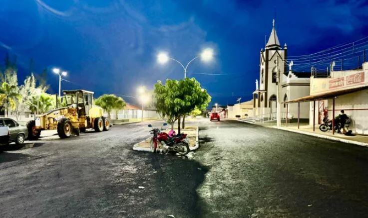 Prefeito de São José de Espinharas festeja o início da pavimentação asfáltica na zona urbana