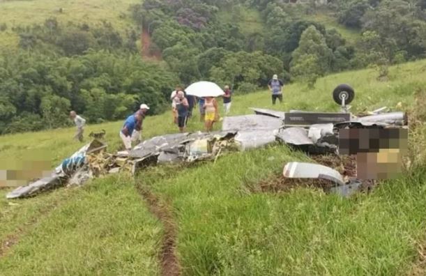 Avião cai e deixa cinco mortos na zona rural de Itapeva, em Minas Gerais