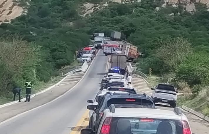 Acidente envolvendo cinco veículos altera trânsito na serra de Santa Luzia