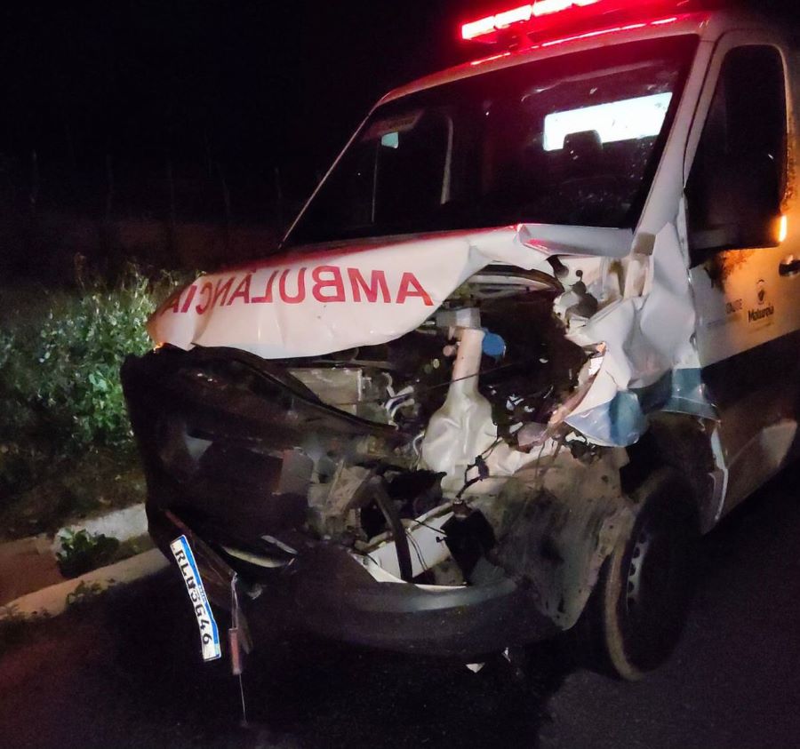 Ambulância de Maturéia fica parcialmente destruída após colisão com vaca na PB 262 próximo da cidade de Patos