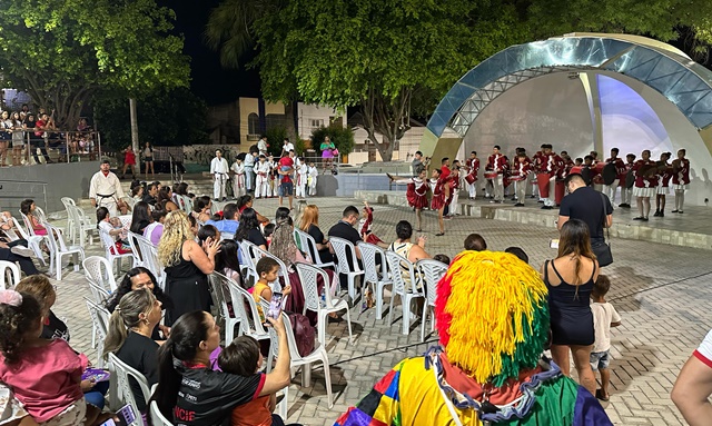 Na Praça com Segurança leva serviços, brincadeiras e apresentações artísticas para a comunidade