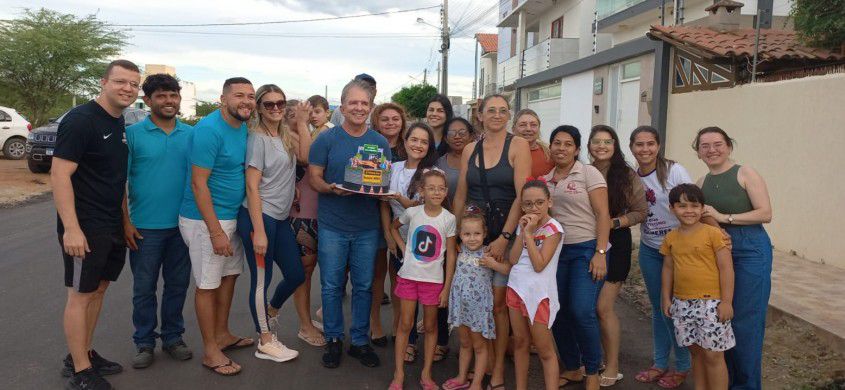 Moradores do Salgadinho fazem festa para o prefeito Nabor em agradecimento por asfaltamento de rua