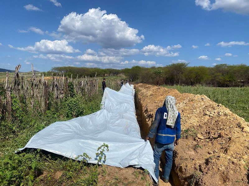 Prefeitura de Patos realiza construção de barragem subterrânea que beneficiará famílias do sítio Conceição de Cima